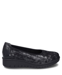 Zapato bajo de color negro con diseño texturizado y acabado brillante. Sin cierre presenta una suela gruesa y cómoda ideal para uso diario.