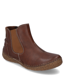 Die Stiefelette in der Farbe Brandy besteht aus hochwertigem Leder mit einem seitlichen Reißverschluss. Sie zeichnet sich durch ihre robuste Sohle und die feinen Nahtdetails aus.