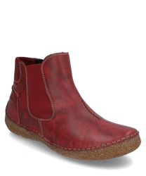 La bota roja de cuero tiene un cierre lateral de cremallera y una suela robusta. El zapato destaca por su llamativa costura y el acabado suave del cuero.