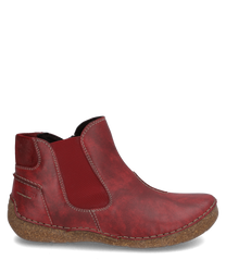 La bota roja de cuero tiene un cierre lateral de cremallera y una suela robusta. El zapato destaca por su llamativa costura y el acabado suave del cuero.