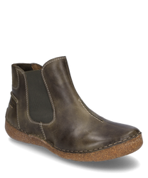Die Stiefelette in der Farbe Moos besteht aus hochwertigem Leder mit einem seitlichen Reißverschluss als Verschluss. Besondere Merkmale sind die robuste Sohle und das dezente Markenlogo an der Ferse.