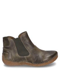 Die Stiefelette in der Farbe Moos besteht aus hochwertigem Leder mit einem seitlichen Reißverschluss als Verschluss. Besondere Merkmale sind die robuste Sohle und das dezente Markenlogo an der Ferse.