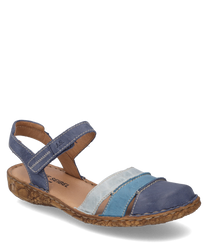 La sandale a une fermeture velcro et est en cuir multicolore dans des tons de bleu et de beige. La semelle est brun clair avec une texture discrète qui allie confort et style.