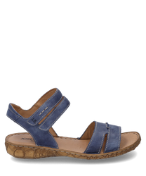 Die Sandale aus blauem Leder verfügt über einen praktischen Klettverschluss. Die Sohle ist mit einem natürlichen gemusterten Design versehen und bietet Komfort sowie Stil.
