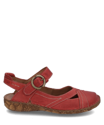 Sandale rouge en cuir avec fermeture velcro réglable et boucle métallique décorative. La semelle est texturée et offre une bonne adhérence tandis que les zones ouvertes permettent une bonne respirabilité.