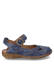 Blaue Sandale aus Leder mit Klettverschluss und dekorativer Metall-Schnalle. Die Sandale hat eine gemusterte Sohle und kontrastierende weiße Nähte die dem Schuh einen modischen Akzent verleihen.