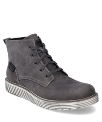Graue Stiefelette aus Leder mit Schnürung. Der Schuh hat eine robuste helle Sohle und sichtbare Nähte für ein modernes Design.