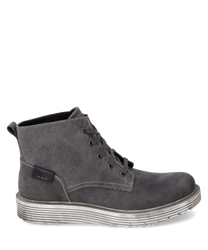 Graue Stiefelette aus Leder mit Schnürung. Der Schuh hat eine robuste helle Sohle und sichtbare Nähte für ein modernes Design.