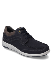 Zapato de cuero azul oscuro con detalles de gamuza marrón en el talón y costuras blancas en contraste. El zapato tiene un sistema de cordones y una suela de goma blanca para un confort óptimo.
