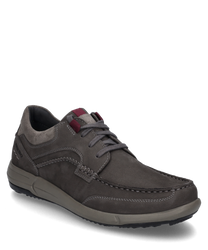 Chaussure demi-basse grise en cuir avec lacets. La chaussure a une semelle robuste et des détails contrastants en rouge et gris foncé ce qui lui confère un look sportif.