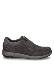 Chaussure demi-basse grise en cuir avec lacets. La chaussure a une semelle robuste et des détails contrastants en rouge et gris foncé ce qui lui confère un look sportif.