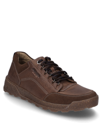 El zapato de cuero marrón tiene un cordón y una suela robusta. El diseño destaca por una combinación de cuero liso y texturizado ideal para un look casual.