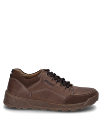 El zapato de cuero marrón tiene un cordón y una suela robusta. El diseño destaca por una combinación de cuero liso y texturizado ideal para un look casual.