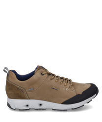 Bruine sneaker met veters gemaakt van suede met zwarte rubberen applicaties aan de punt. De schoen heeft een witte zool met ventilatiegaten en is voorzien van een blauwe voering.