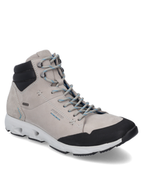 La bota está hecha de cuero gris claro con acentos negros y azules. Tiene un sistema de cordones como cierre y un diseño moderno y deportivo con una suela blanca robusta.