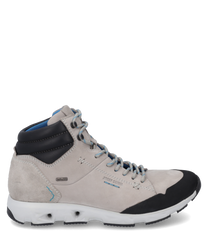 La bota está hecha de cuero gris claro con acentos negros y azules. Tiene un sistema de cordones como cierre y un diseño moderno y deportivo con una suela blanca robusta.