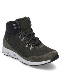 La zapatilla está hecha de un material robusto de color verde oliva con un cuello acolchado negro. Cuenta con un cordón distintivo con ojales de metal y una suela blanca duradera para un agarre óptimo.
