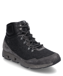 La zapatilla está hecha de material textil gris con inserciones de cuero negro. Cuenta con un sistema de cordones que proporciona un ajuste seguro y una suela robusta para un confort óptimo.