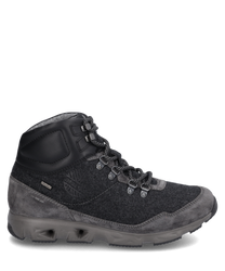 La zapatilla está hecha de material textil gris con inserciones de cuero negro. Cuenta con un sistema de cordones que proporciona un ajuste seguro y una suela robusta para un confort óptimo.