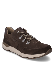 Zapatilla marrón de ante con cordones y ojales metálicos. El zapato tiene una suela perfilada de color beige claro y costuras decorativas discretas para un look deportivo y elegante.