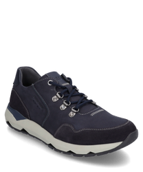 Zapatilla azul oscuro con cordones hecha de ante de alta calidad. El zapato tiene una suela gris claro con perfil y ojales plateados que le dan un toque deportivo al diseño.