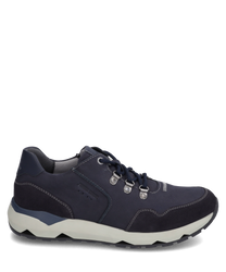 Zapatilla azul oscuro con cordones hecha de ante de alta calidad. El zapato tiene una suela gris claro con perfil y ojales plateados que le dan un toque deportivo al diseño.