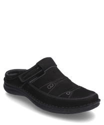 Zwarte leren instapper met klittenbandsluiting. De schoen heeft zichtbare sierstiksels en een gevoerde binnenzool voor extra comfort.