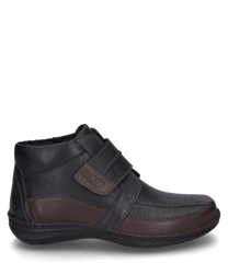 La bota está hecha de cuero negro y marrón y tiene un cierre de velcro. El zapato tiene una suela robusta y un eje acolchado para mayor comodidad.