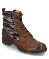 The ankle boot made of brown leather features a colorful knitted cuff and a lace-up closure. It combines a rugged style with a cozy warm design making it ideal for cool days.