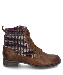 The ankle boot made of brown leather features a colorful knitted cuff and a lace-up closure. It combines a rugged style with a cozy warm design making it ideal for cool days.