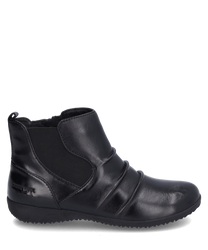 Die abgebildete schwarze Stiefelette aus glänzendem Leder hat einen seitlichen Reißverschluss für einfaches Anziehen. Ihr schlichtes elegantes Design wird durch die glatte Oberfläche und dezente Nähte betont.