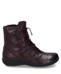 La bota mostrada está hecha de cuero rojo oscuro brillante y cuenta con una cremallera lateral. Las características especiales son los detalles decorativos de cordones en la parte delantera y la suela negra plana para una cómoda comodidad al usar.