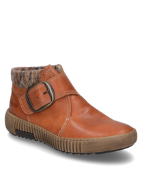 Die Stiefelette in warmem Braunton besteht aus glattem Leder und hat einen Klettverschluss. Sie zeichnet sich durch einen weichen gemusterten Stoffkragen und eine markante Schnalle aus.