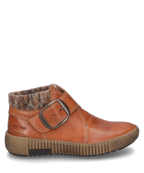 Die Stiefelette in warmem Braunton besteht aus glattem Leder und hat einen Klettverschluss. Sie zeichnet sich durch einen weichen gemusterten Stoffkragen und eine markante Schnalle aus.