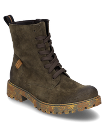 Die abgebildete Stiefelette besteht aus olivgrünem Wildleder und besitzt einen seitlichen Reißverschluss. Die robuste Sohle in Camouflage-Optik und das dezente Markenlogo verleihen dem Schuh einen modischen und funktionalen Look.