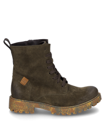 Die abgebildete Stiefelette besteht aus olivgrünem Wildleder und besitzt einen seitlichen Reißverschluss. Die robuste Sohle in Camouflage-Optik und das dezente Markenlogo verleihen dem Schuh einen modischen und funktionalen Look.