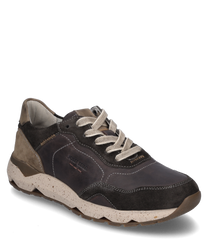 De sneaker van donkergrijs leer met lichte stiksels en beige suède details heeft een robuuste lichtgrijze gespikkelde zool. Hij heeft een comfortabele vetersluiting die optimale steun biedt.