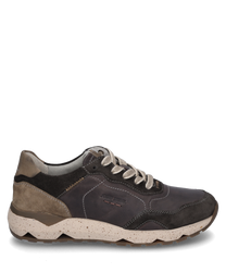 De sneaker van donkergrijs leer met lichte stiksels en beige suède details heeft een robuuste lichtgrijze gespikkelde zool. Hij heeft een comfortabele vetersluiting die optimale steun biedt.