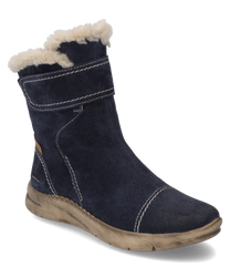 Dunkelblaue Stiefelette mit Reißverschluss aus weichem Wildleder und beigem flauschigem Innenfutter. Der Schuh hat eine robuste beige Sohle und dezente Ziernähte die ihm einen klassischen Look verleihen.