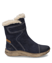 Dunkelblaue Stiefelette mit Reißverschluss aus weichem Wildleder und beigem flauschigem Innenfutter. Der Schuh hat eine robuste beige Sohle und dezente Ziernähte die ihm einen klassischen Look verleihen.
