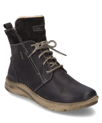 Der Stiefel in der Farbe Titan besteht aus einem robusten Leder und verfügt über einen praktischen Reißverschluss. Das Innenfutter bietet zusätzlichen Komfort während die profilierte Sohle für sicheren Halt sorgt.