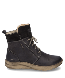 Der Stiefel in der Farbe Titan besteht aus einem robusten Leder und verfügt über einen praktischen Reißverschluss. Das Innenfutter bietet zusätzlichen Komfort während die profilierte Sohle für sicheren Halt sorgt.