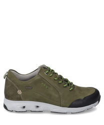 Grüner Sneaker mit Schnürung aus Wildleder und Textil mit dunkelgrünen Schnürsenkeln und schwarzer Verstärkung an der Zehenkappe. Die Sohle ist beige und strukturiert was für zusätzlichen Halt sorgt.