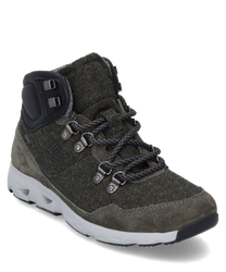 La sneaker est en daim gris avec une zone de talon noire et possède un laçage robuste. La chaussure allie un design élégant à la fonctionnalité idéale pour un look sportif.
