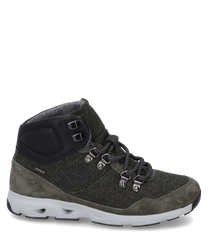 La sneaker est en daim gris avec une zone de talon noire et possède un laçage robuste. La chaussure allie un design élégant à la fonctionnalité idéale pour un look sportif.