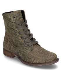 La bota está hecha de cuero marrón con un patrón de letras negras. Tiene un cordón como cierre y un acabado ligeramente texturizado que le da al zapato un aspecto urbano.