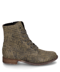 La bota está hecha de cuero marrón con un patrón de letras negras. Tiene un cordón como cierre y un acabado ligeramente texturizado que le da al zapato un aspecto urbano.