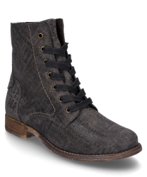 La bota está hecha de cuero gris con un discreto patrón de letras. Cuenta con un cordón negro y un tacón plano marrón que le da un aspecto elegante y moderno.
