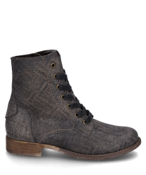 La bota está hecha de cuero gris con un discreto patrón de letras. Cuenta con un cordón negro y un tacón plano marrón que le da un aspecto elegante y moderno.