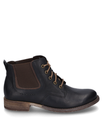 Botín elegante negro de cuero con cordones marrones y paneles laterales elásticos. El tacón de aspecto madera le da un toque clásico al zapato.